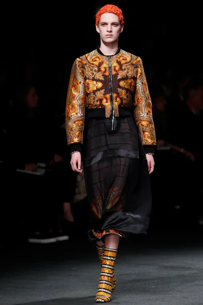 Look 19